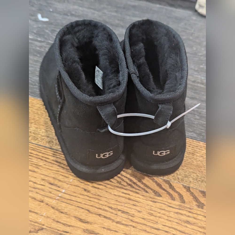 UGG Boot - Picture 5 of 10